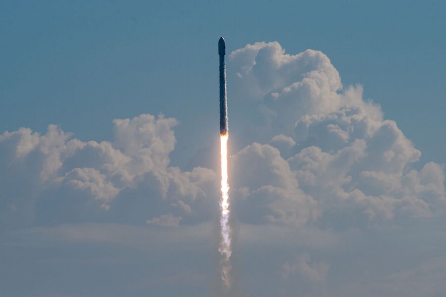 SpaceX 미션 성공 - 1단 로켓 안전하게 지상에 착륙 8